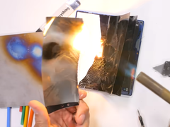 Un smartphone de gama alta arde. (Fuente de la imagen: JerryRigEverything vía YouTube)