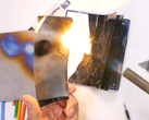 Un smartphone de gama alta arde. (Fuente de la imagen: JerryRigEverything vía YouTube)
