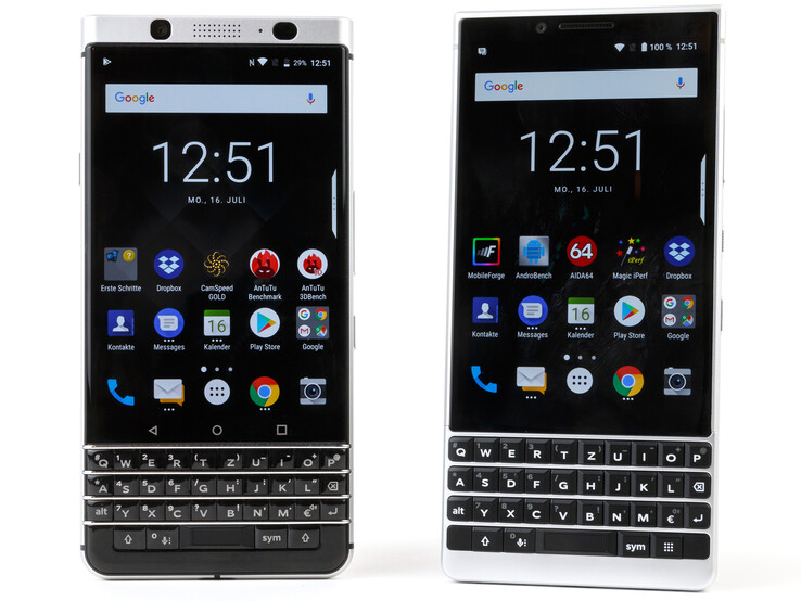 El BlackBerry KEY2 con su predecesor, el KEY1, a la izquierda.