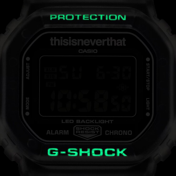 Las marcas del bisel del Casio G-Shock DW-5600TNT-7, que brillan en la oscuridad, se iluminan de color verde en un entorno oscuro.