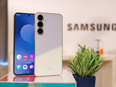 Buenas prestaciones y características a un precio cada vez más atractivo: La Galaxy S25 FE en revisión. (Fuente de la imagen: Daniel Schmidt)