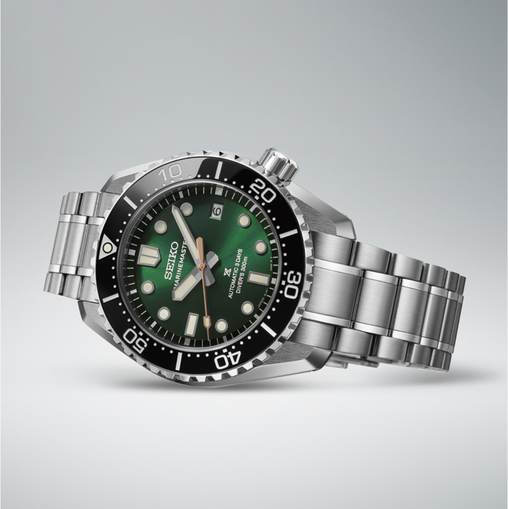 HBF003J1 apoyado sobre un lado, destacando la caja de acero inoxidable de 42.6mm, las asas facetadas, el bisel negro, la esfera verde y el brazalete integrado.