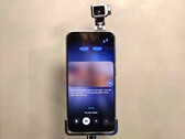 El Honor Robot Phone viene con un compañero de IA que puede ver e interactuar a través de su cámara cardán y su avatar en pantalla.