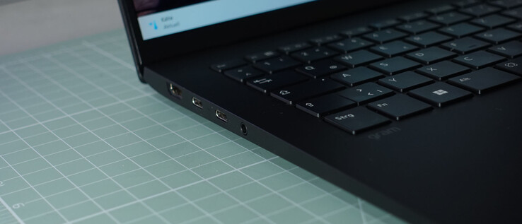 HDMI, 2 x USB-C con Thunderbolt, DP y PD, conexión para auriculares de 3,5 mm