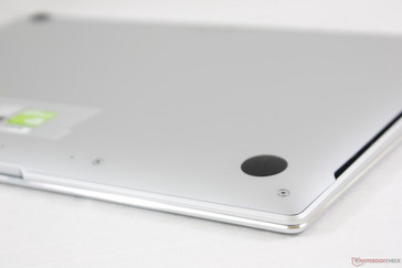 Las superficies lisas de aluminio imitan a las de la serie MacBook Pro