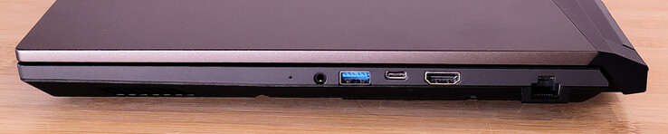 Puerto combinado para auriculares, USB-A 3.2 Gen 1, USB-C 3.2 Gen 1 con DisplayPort; HDMI 2.1 (4K/120 Hz, 8K/60 Hz), RJ 45 (GBit/s LAN, 10/100/1000)