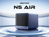 El precio de salida del N5 Air es de 499 dólares. En la imagen: una imagen promocional del NAS que muestra la parte frontal y uno de los laterales. (Fuente de la imagen: Minisforum)