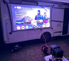 El proyector Nebula X1 de Anker también puede utilizarse en exteriores (Fuente de la imagen: Marcus Schwarten / Notebookcheck)