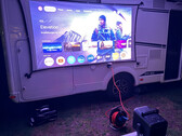 El proyector Nebula X1 de Anker también puede utilizarse en exteriores (Fuente de la imagen: Marcus Schwarten / Notebookcheck)
