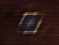 Al añadir medio punto porcentual de litio, el precipitado en forma de esfera del sistema Cu-Ta se transforma en una estructura cuboidal estable (en la imagen). (Fuente de la imagen: SciTechDaily)