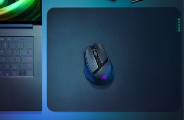 Ratón para juegos Razer Basilisk Mobile sobre alfombrilla (Fuente de la imagen: Razer)