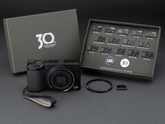 El kit de la Ricoh GR IV Edición 30.º Aniversario incluye accesorios y insignias conmemorativos.