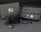 El kit de la Ricoh GR IV Edición 30.º Aniversario incluye accesorios y insignias conmemorativos.