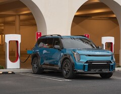 Un Kia EV utilizando un Supercargador. Tesla ha abierto su red de recarga a los VE de Kia en Norteamérica (Fuente de la imagen: Kia)