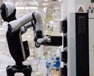 El robot Walker S2 cambia su propia batería. (Fuente de la imagen: UBTech/YT)