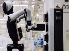El robot Walker S2 cambia su propia batería. (Fuente de la imagen: UBTech/YT)