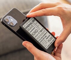 Con una pantalla de 4,3 pulgadas, el lector electrónico Xteink X4 Pro es extremadamente compacto.