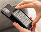 Con una pantalla de 4,3 pulgadas, el lector electrónico Xteink X4 Pro es extremadamente compacto.