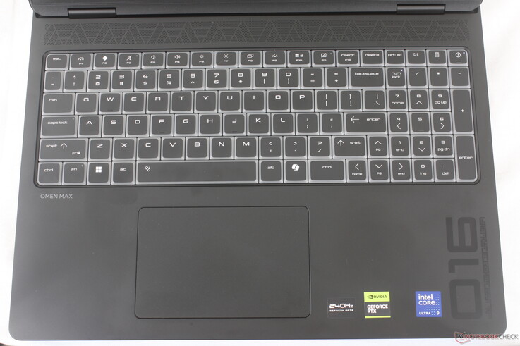 El clickpad es fiable, pero pequeño (~12.5 x 8 cm) en relación con el gran formato. Teclado biselado con RGB por tecla, sin opciones mecánicas