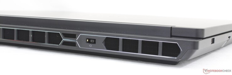 Parte trasera: HDMI 2.1, adaptador de CA
