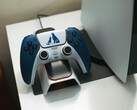 Un mando DualSense personalizado con temática de God of War descansa sobre una base de carga frente a una consola PlayStation 5. (Fuente de la imagen: FOX ^.ᆽ.^= ∫)