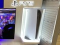 La PlayStation 5 está guardada en una caja de cristal en este kiosco de demostraciones. (Fuente de la imagen: NeoGAF - Kyshakk)