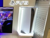 La PlayStation 5 está guardada en una caja de cristal en este kiosco de demostraciones. (Fuente de la imagen: NeoGAF - Kyshakk)