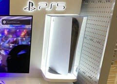 La PlayStation 5 está guardada en una caja de cristal en este kiosco de demostraciones. (Fuente de la imagen: NeoGAF - Kyshakk)