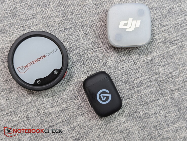 Abajo: Elgato Wave Go (con una huella grasienta); arriba: DJI Mic Mini; izquierda: Insta360 Mic