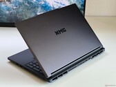 El portátil RTX 5070 Ti y hasta 128 GB de RAM dentro de un híbrido de juego/estación de trabajo - Análisis del portátil XMG Pro 16 (E25)