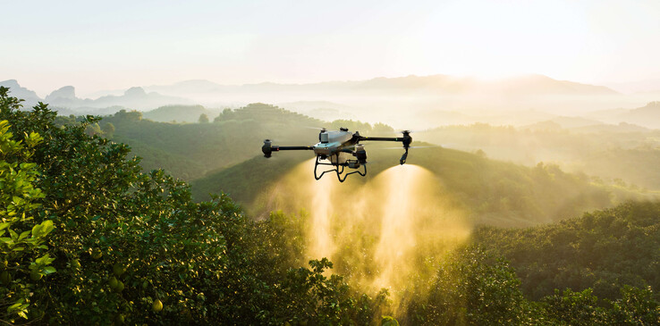 Uno de los drones agrícolas de DJI en acción