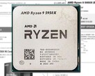 El AMD Ryzen 9 5950X ha sido objeto de un despiadado aumento de precios por parte de algunos minoristas. (Fuente de la imagen: AMD/varios - editado)