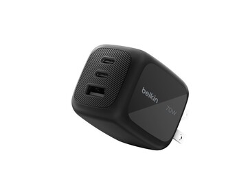 El cargador de pared GaN de 3 puertos BoostCharge Pro 70W de Belkin tiene dos puertos USB-C y un puerto USB-A adicional. (Fuente de la imagen: Belkin)