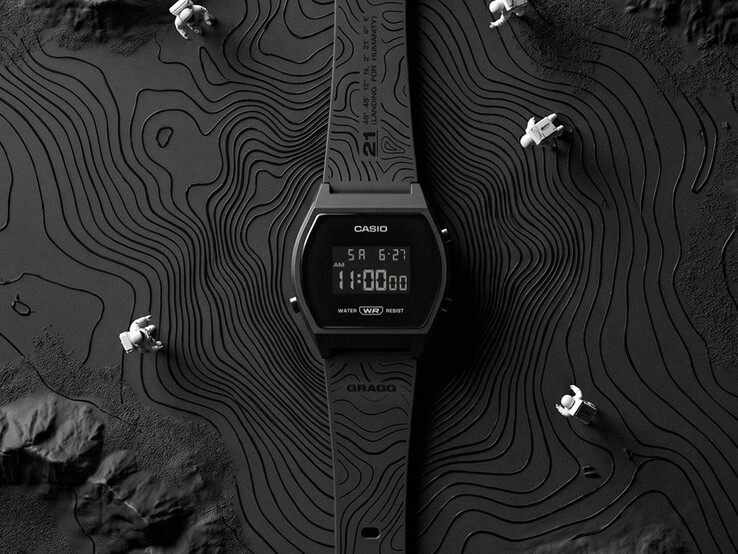 Primer plano del modelo Casio x GRAGG LW-204GRAGG-1BDF, en el que se aprecia su correa de resina negra con motivos de líneas de contorno grabadas.