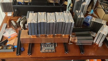 Losa de cobre y disipadores de calor para el proyecto (Fuente de la imagen: Reddit)