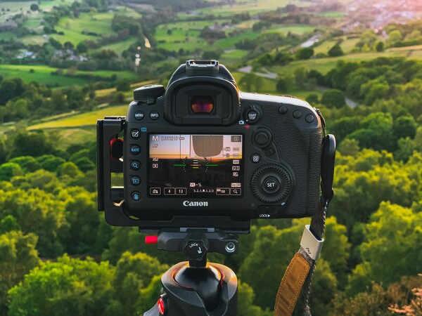 Las cámaras DSLR ofrecen diversos modos de exposición, desde los totalmente automáticos a los totalmente manuales (Fuente: Unsplash)