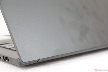La tapa exterior mate es ligeramente rugosa en contraste con las superficies más lisas de un Zenbook