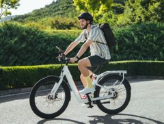 La bicicleta eléctrica NIU BQi-C3 tiene dos baterías intercambiables con una capacidad combinada de 920 Wh. (Fuente de la imagen: NIU)