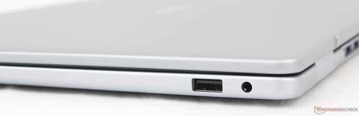 Derecha: USB-A 3.2 Gen. 1, auriculares de 3,5 mm