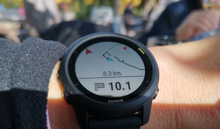El Forerunner 745, lanzado en 2020, venía con una pantalla MIP
