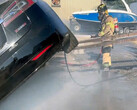 Un bombero de Sacramento apaga un Model S en llamas (imagen: SFD)