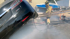 Un bombero de Sacramento apaga un Model S en llamas (imagen: SFD)