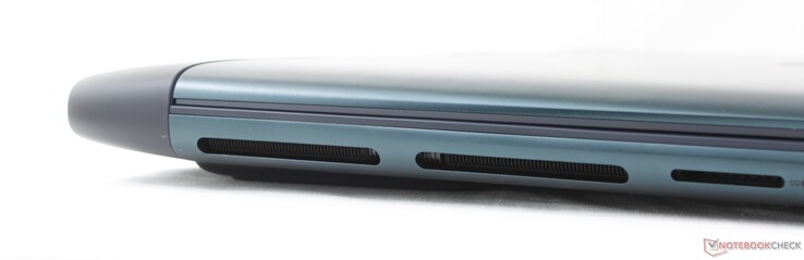 Izquierda: lector de tarjetas SD, auriculares de 3,5 mm