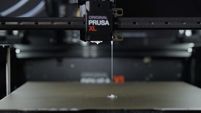 La silicona se extruye en forma líquida y se cura en minutos (Fuente de la imagen: Prusa)
