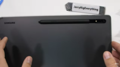 ¿Podrá sobrevivir el Tab S8 Ultra? (Fuente: JerryRigEverything vía YouTube)