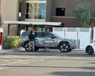 Un Rivian R2 cargando en un Supercargador Tesla (Fuente de la imagen: Chrisediting on X)