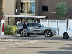 Un Rivian R2 cargando en un Supercargador Tesla (Fuente de la imagen: Chrisediting on X)