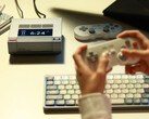 El AYANEO AM02 puede adquirirse con el controlador 8BitDo y los accesorios del teclado Nuphy, en la imagen. (Fuente de la imagen: AYANEO)