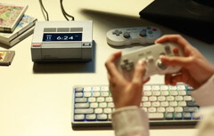 El AYANEO AM02 puede adquirirse con el controlador 8BitDo y los accesorios del teclado Nuphy, en la imagen. (Fuente de la imagen: AYANEO)