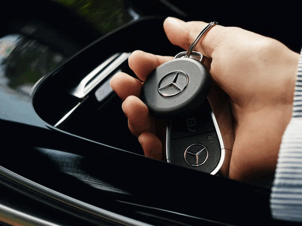 El Chipolo Loop, edición Mercedes-Benz, lleva el logotipo de Mercedes en el centro.